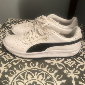 White and black women’s puma sneaker brand new